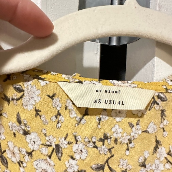 Yellow and white floral ruffle crop top with ruffle detail Size S - Picture 5 of 6